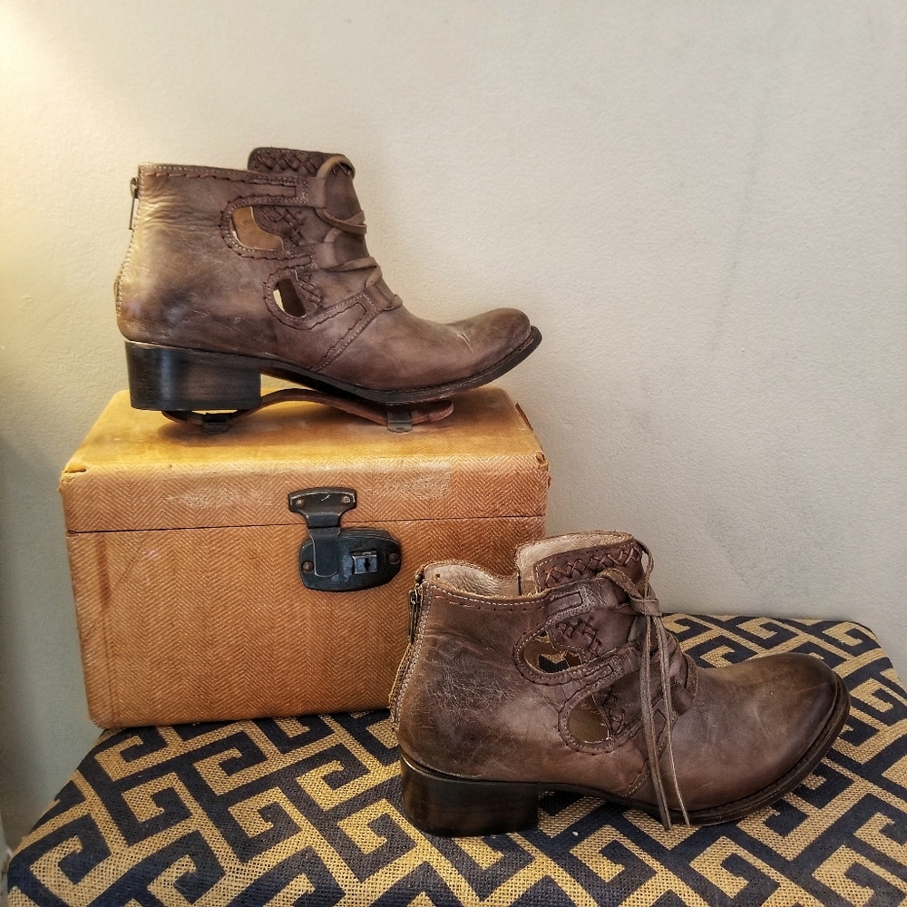 Freebird Surge Ankle Boots - Picture 2 of 9